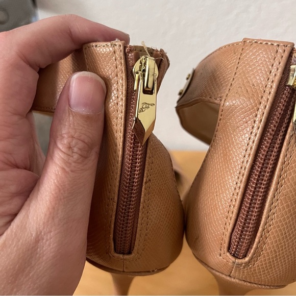 Fergie Pointy Toe Heel Gold Ankle Strap Size 10 - Picture 6 of 12